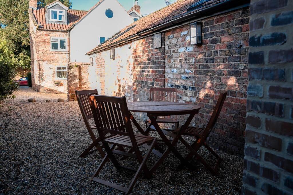 The Stables, Converted Barn Outside York Exterior foto